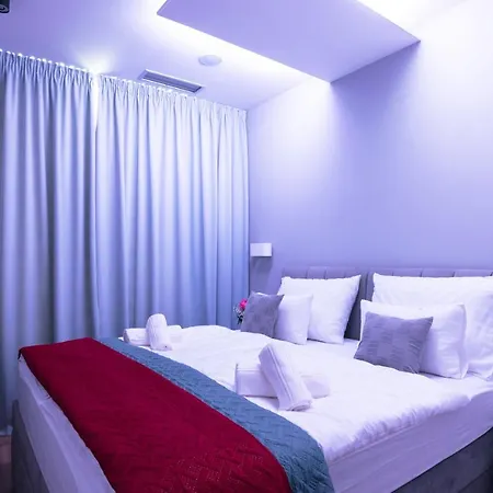 Free Private Garage & Rooms City Center B&B 자다르